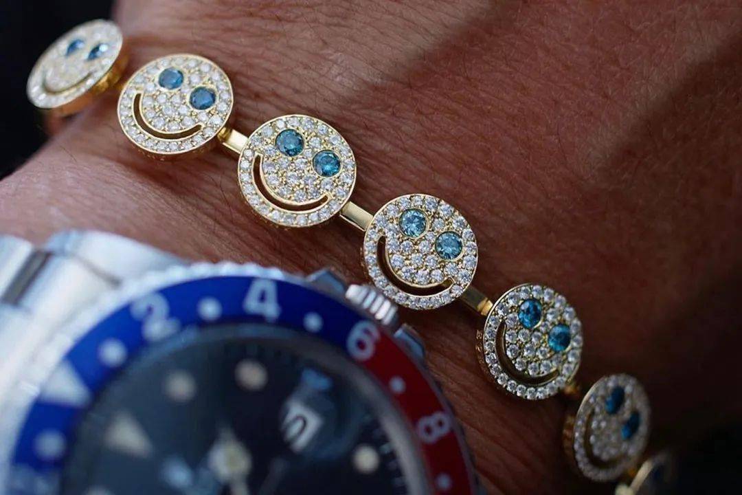 笑脸图案“泛滥成灾”的时下 EYEFUNNY为何还能敏捷成名?:三亿体育手机版(图9)
笑脸图案“泛滥成灾”的时下 EYEFUNNY为何还能敏捷成名?:三亿体育手机版(图9)