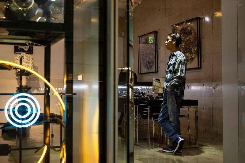 笑脸图案“泛滥成灾”的时下 EYEFUNNY为何还能敏捷成名?:三亿体育手机版(图13)
笑脸图案“泛滥成灾”的时下 EYEFUNNY为何还能敏捷成名?:三亿体育手机版(图13)